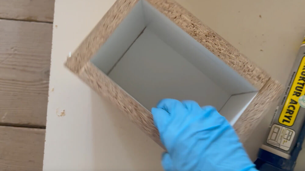 Charger la vidéo : Fabriquer un moule pour résine époxy à l'aide de panneaux de particules blancs.